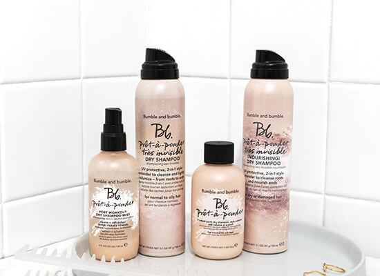 Les shampoings secs Poudre Prêt-à-powder sur un comptoir dans une salle de bain blanche